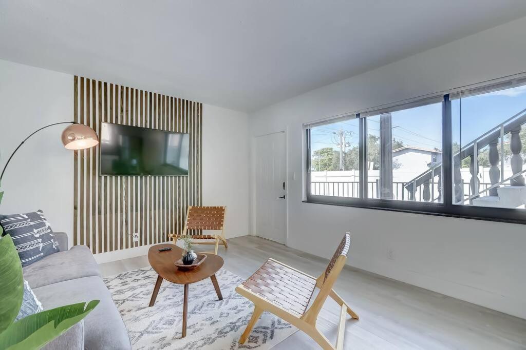 Chic Retreat: 2Br Apartment! 포트 로더데일 외부 사진