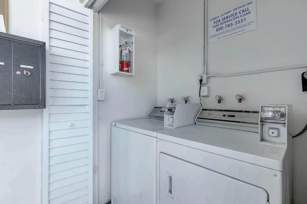 Chic Retreat: 2Br Apartment! 포트 로더데일 외부 사진