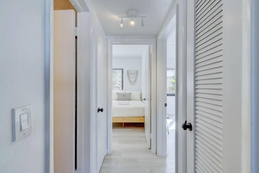 Chic Retreat: 2Br Apartment! 포트 로더데일 외부 사진