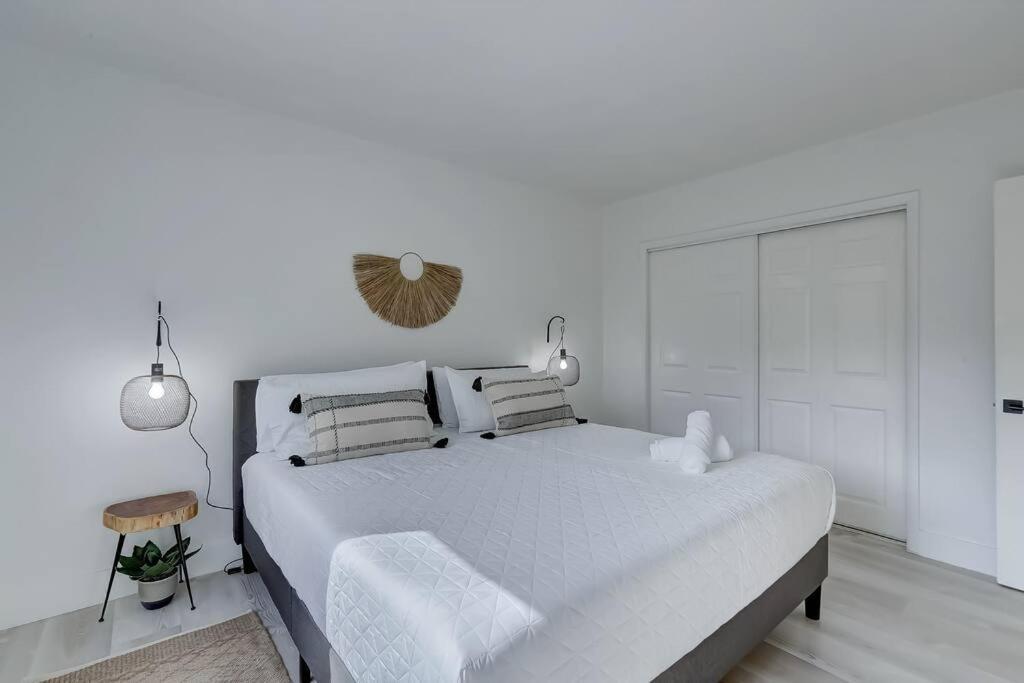 Chic Retreat: 2Br Apartment! 포트 로더데일 외부 사진