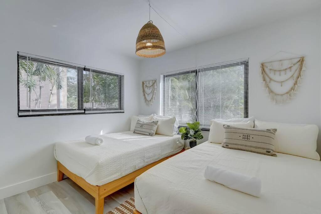 Chic Retreat: 2Br Apartment! 포트 로더데일 외부 사진