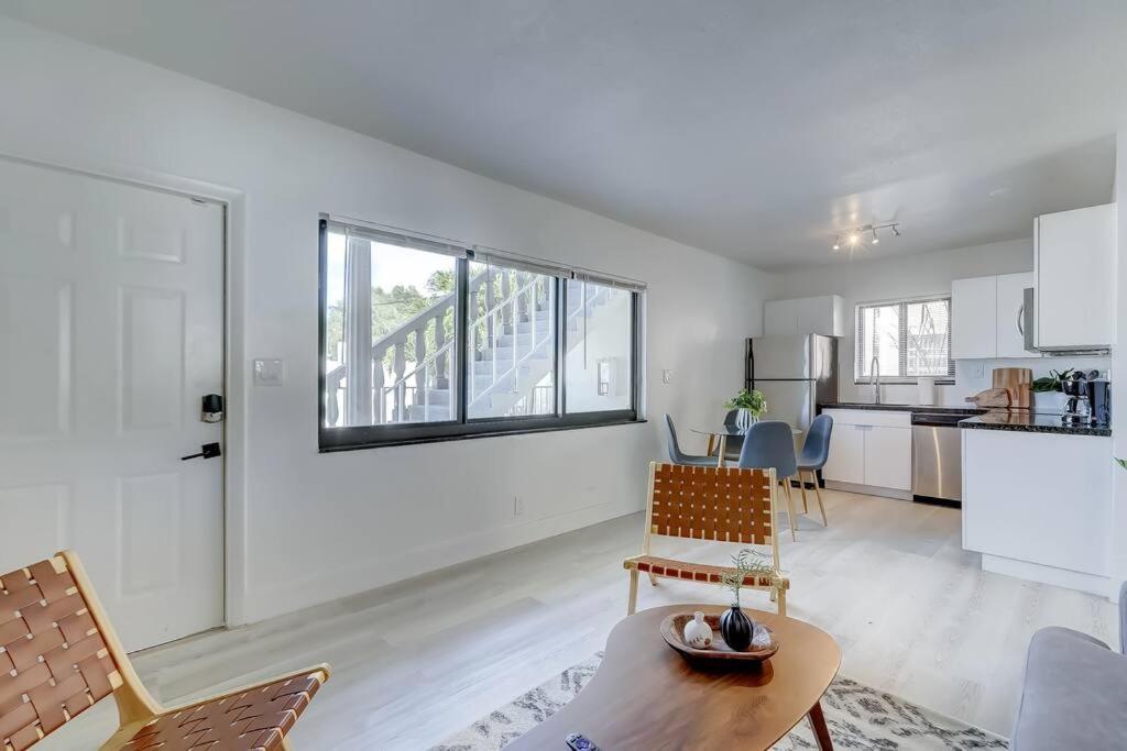 Chic Retreat: 2Br Apartment! 포트 로더데일 외부 사진