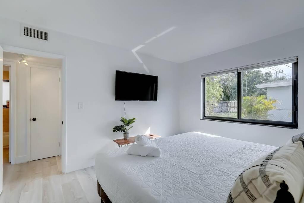 Chic Retreat: 2Br Apartment! 포트 로더데일 외부 사진