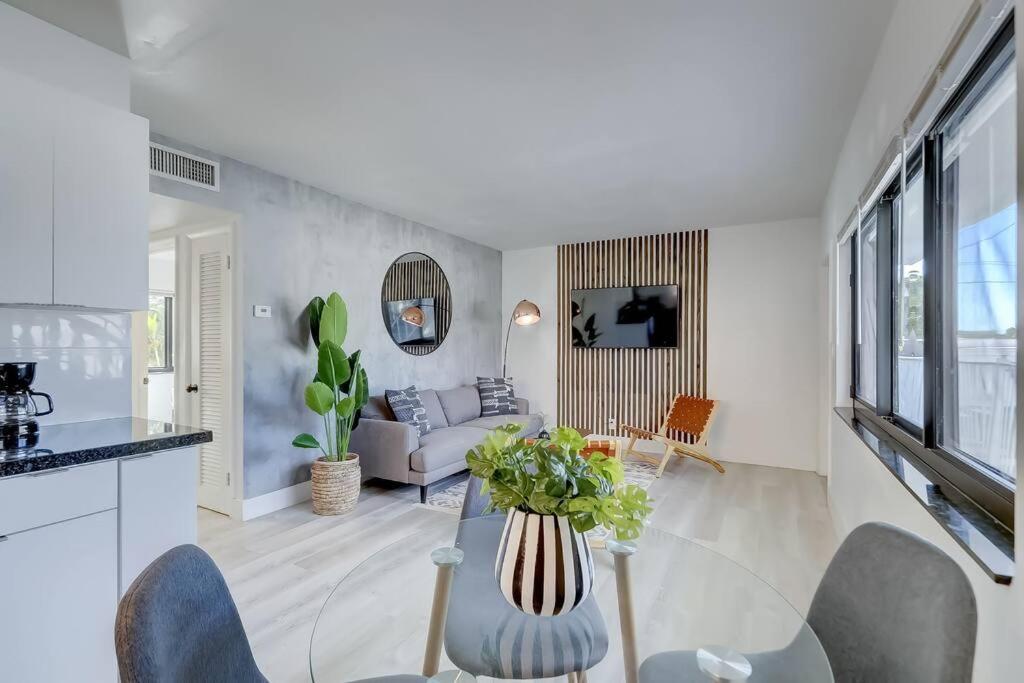 Chic Retreat: 2Br Apartment! 포트 로더데일 외부 사진